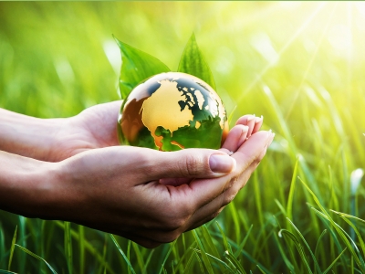 Weltkugel auf Hand als Symbol f&uuml;r Umweltschutz