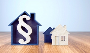 Haus mit Paragrafenzeichen als Symbol f&uuml;r Versicherungsschutz eines Geb&auml;udes