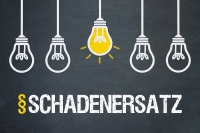 Das Wort Schadenersatz geschrieben auf einer Tafel