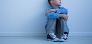 Trauriges Waisenkind sitzt an Wand &ndash; Sorgerechtsverf&uuml;gung